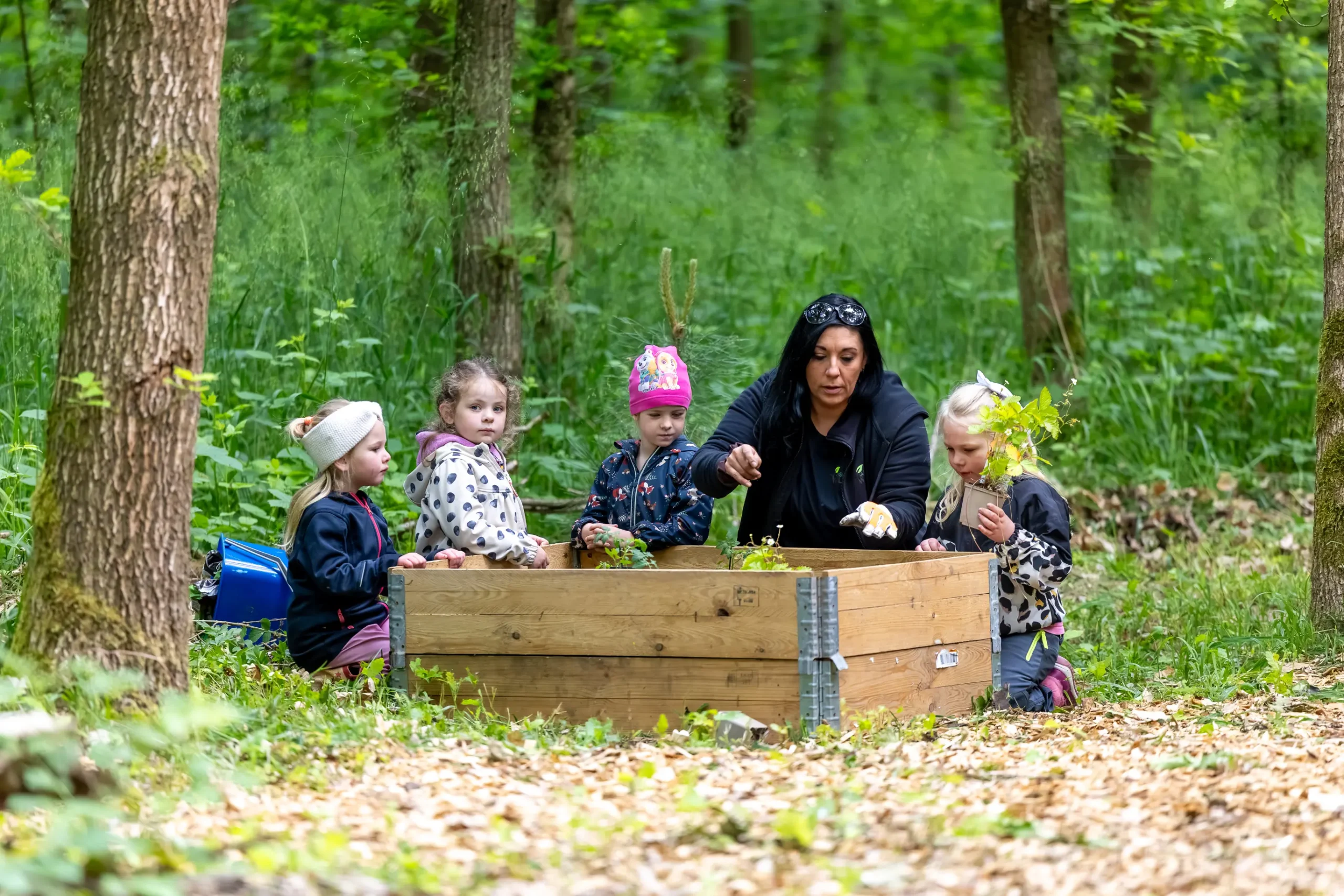 Kinder pflanzen gemeinsam Bäume