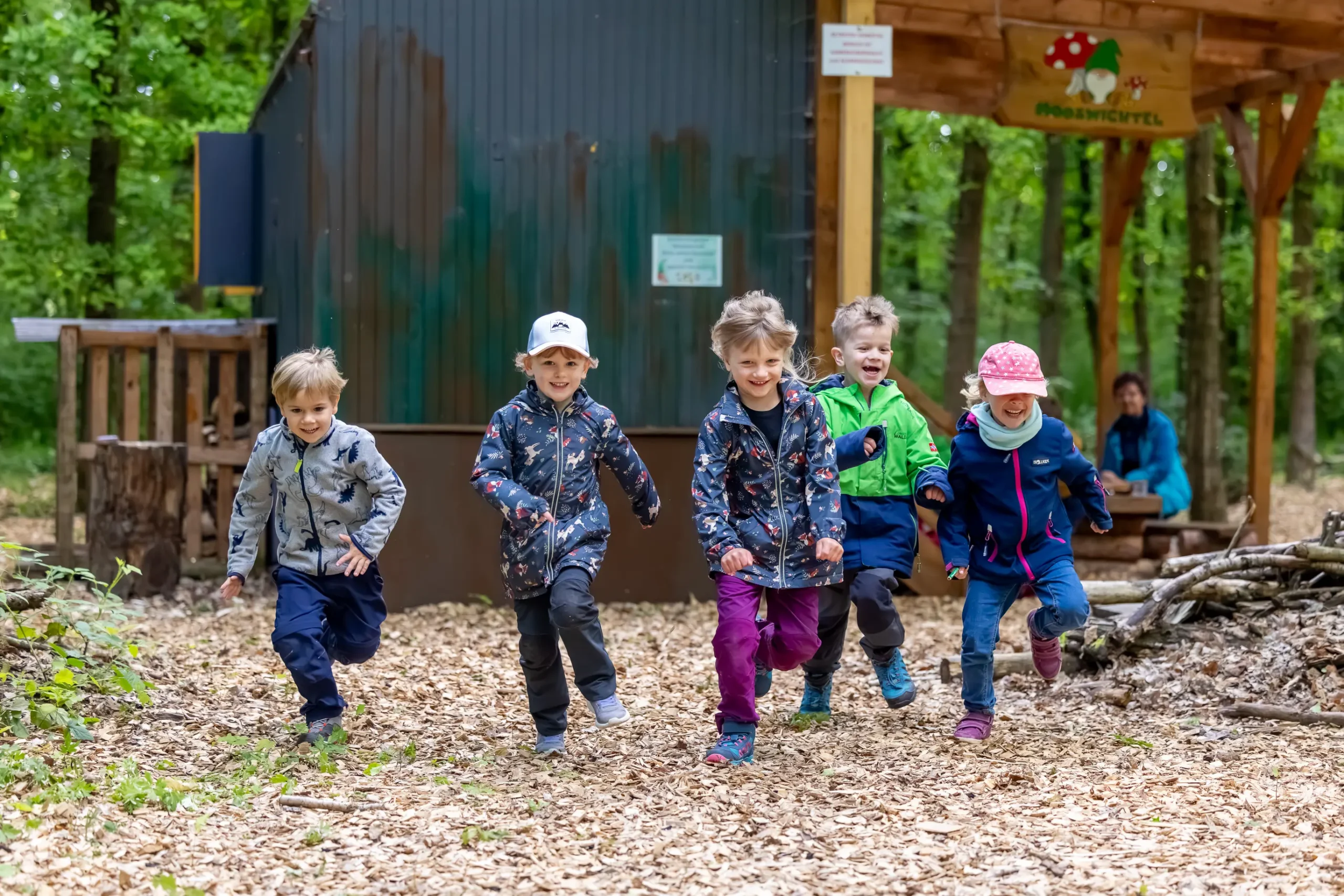 Kinder rennen fröhlich durch den Wald