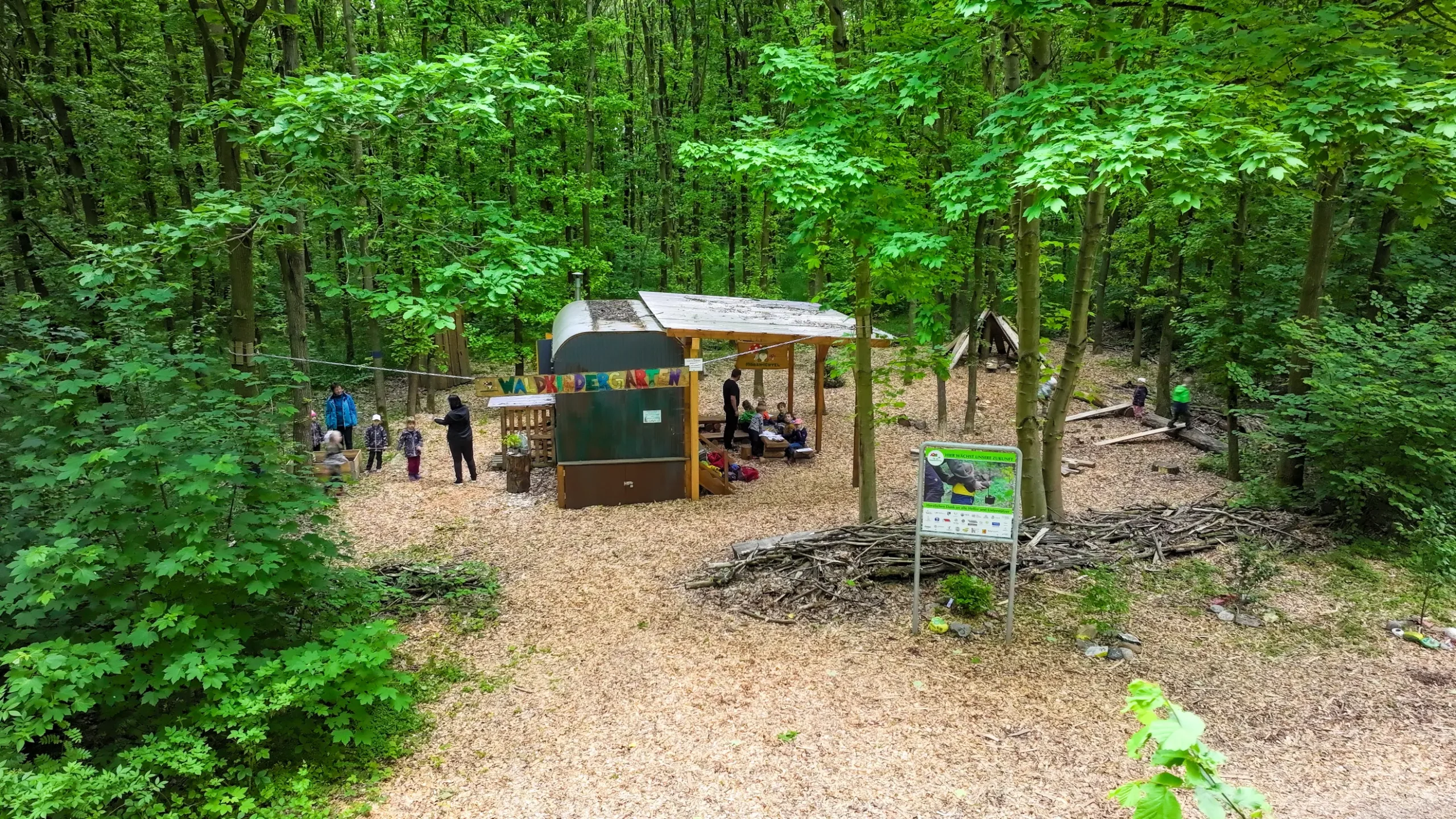 Luftaufnahme des Waldkindergartens Mooswichtel im Stadtwald Allstedt